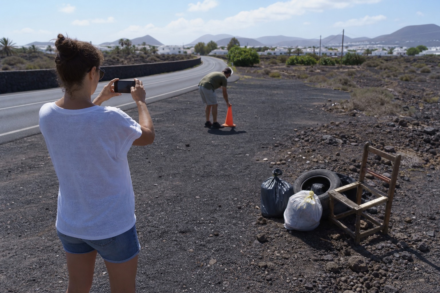 Vecinos documentan desde una distancia segura residuos abandonados junto a un camino de Lanzarote